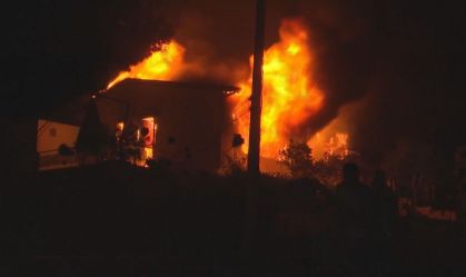Incêndios florestais na Turquia obrigam moradores a fugirem de casa