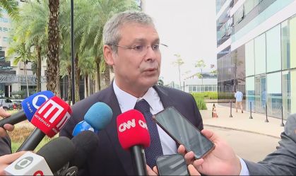 Líder do PT chega à PF para depoimento sobre atos de Eduardo nos EUA