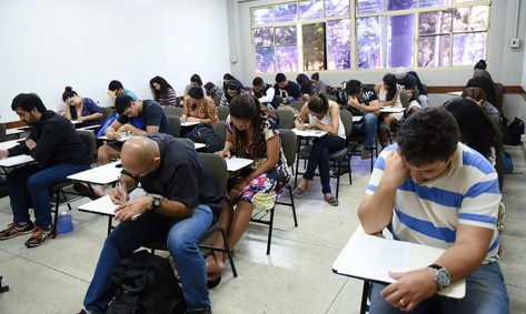 Candidatos fazendo prova do Encceja
