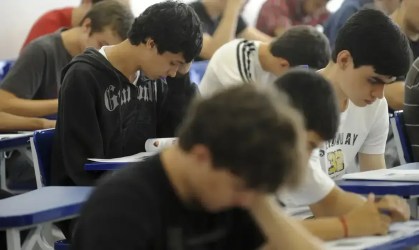 Estudantes fazendo prova