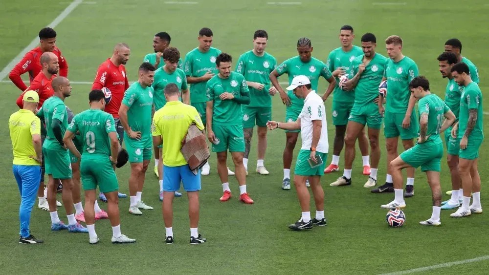 Elenco do Palmeiras reunido em treino com o técnico Abel Ferreira
