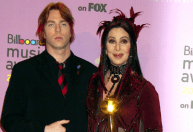 Filho de cantora Cher é internado após sofrer overdose, diz site