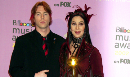 Filho de cantora Cher é internado após sofrer overdose, diz site