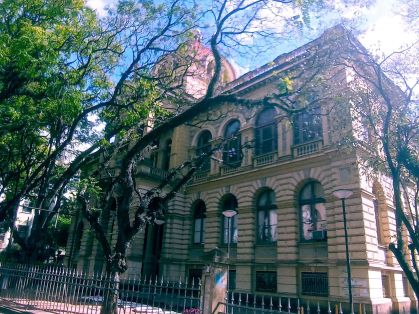 fachada da UFRGS em Porto Alegre