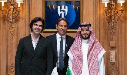 Federico Pastorello, CEO da P&P, ao lado de Simone Inzaghi, no centro, e de Fahad bin Nafel, presidente do Al-Hilal