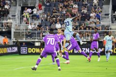Kolo Muani sobe bem de cabeça para balançar as redes para a Juventus