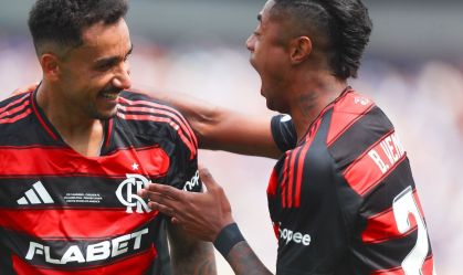 Danilo e Bruno Henrique comemoram gol