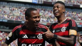 Wallace Yan é ovacionado após marcar terceiro gol do Flamengo