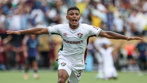 Hércules comemora o gol da classificação