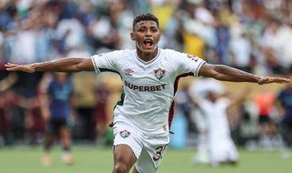 Hércules comemora o gol da classificação