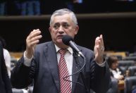 Líderes do governo buscam solução para déficit do IOF e ameaçam cortes