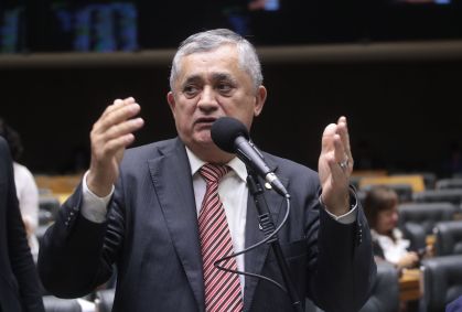 Líder do governo nega envolvimento em escândalo de emendas
