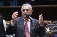 Líder do governo minimiza recado do Congresso e defende decreto do IOF