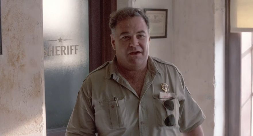 Gailard Sartain como o xerife Ray Stuckey em "Mississipi em Chamas" • Reprodução/Orion Pictures