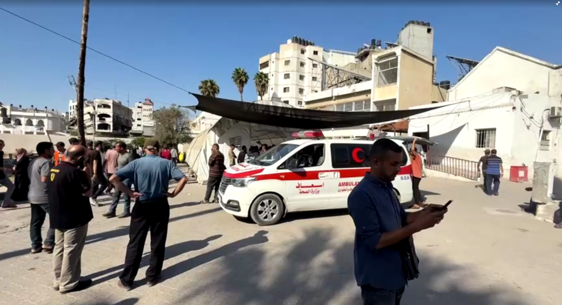 Hospital Árabe Al-Ahli, na Cidade de Gaza, recebe vítimas de ataque israelense na região do mercado da Rua Yafa.