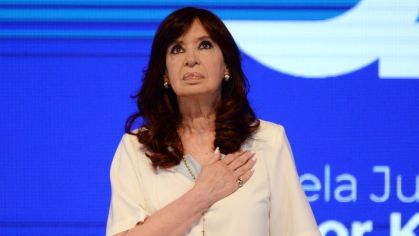 Cristina Kirchner se levanta para o hino nacional durante uma masterclass como parte da inauguração da escola do Partido Justicialista, no 20º aniversário da vitória de Néstor Kirchner nas eleições presidenciais, no Teatro Argentino de La Plata, em 27 de abril de 2023, em La Plata, Argentina