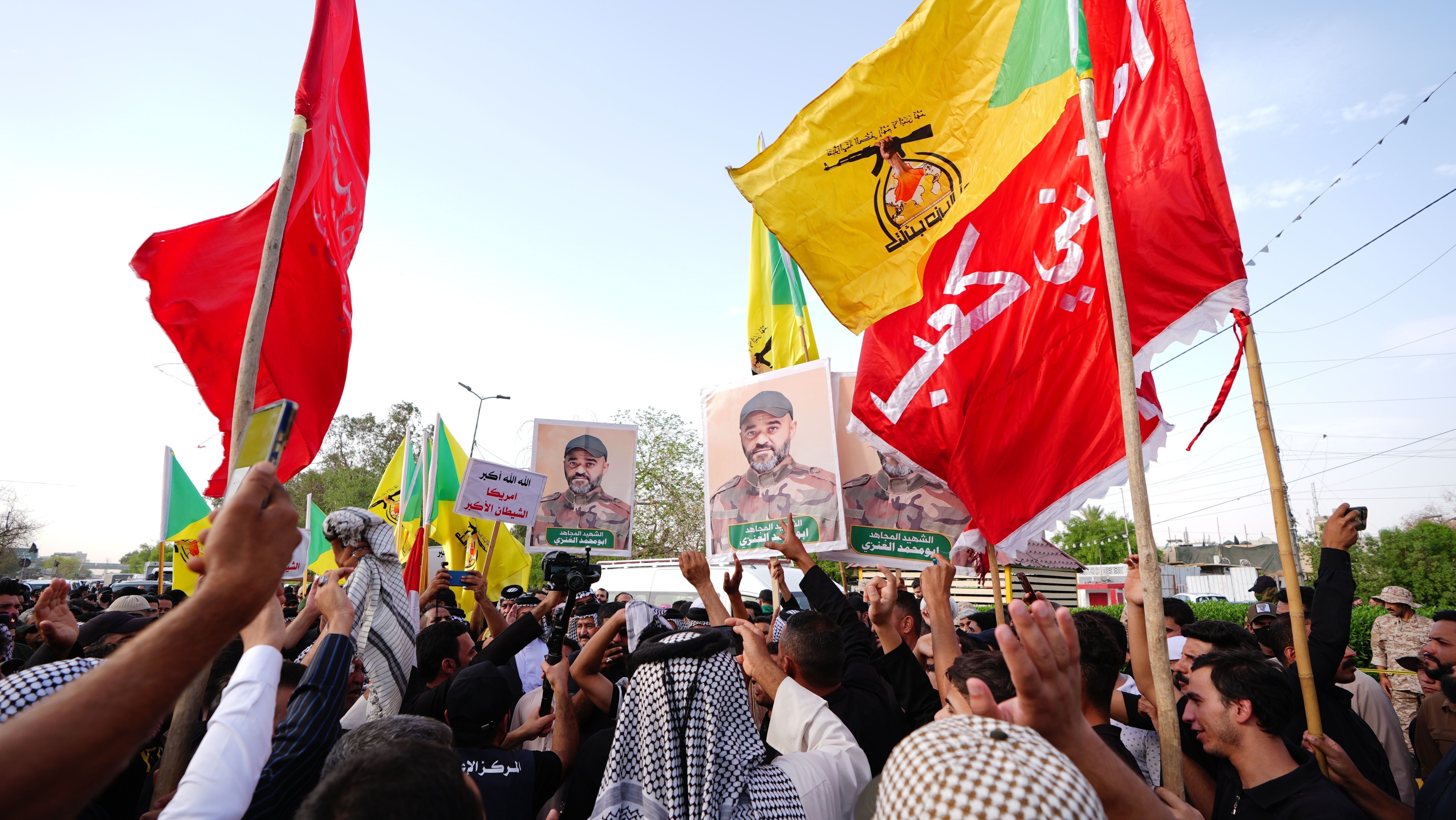 Cerimônia fúnebre realizada na capital, Bagdá, Iraque, para Abu Haidar al-Hafaji, comandante do grupo miliciano xiita iraquiano Kata'ib Hezbollah, que foi morto em um ataque israelense em Damasco, capital da Síria, em 22 de setembro de 2024.