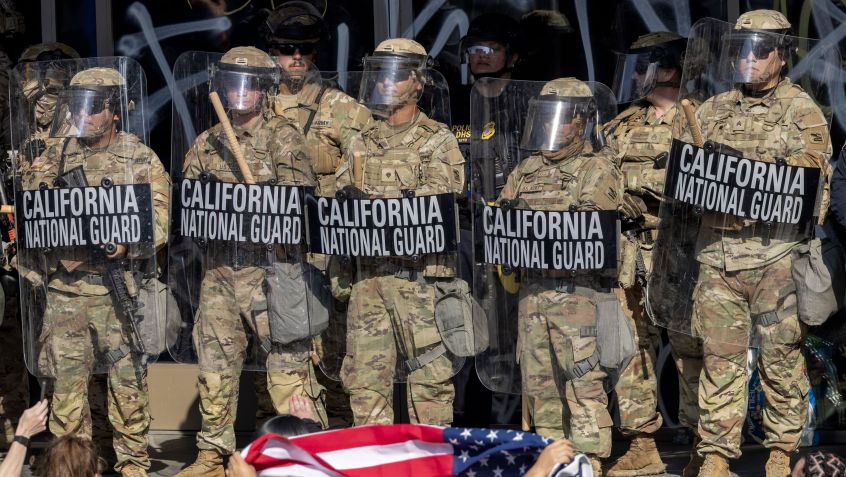 Manifestantes confrontam soldados e policiais da Guarda Nacional da Califórnia • David McNew/Getty Images