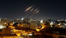 Israel e Irã trocam novos ataques com mísseis durante a noite