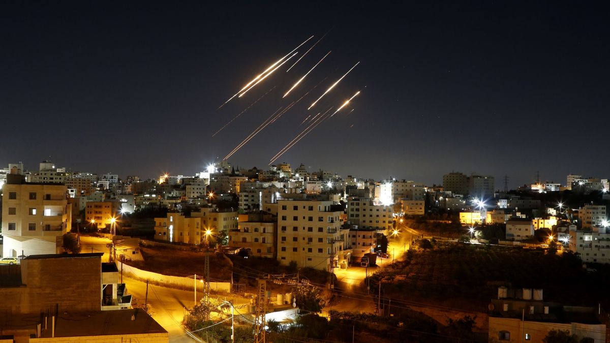 Israel e Irã trocam novos ataques com mísseis durante a noite | CNN Brasil