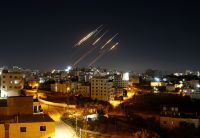 Israel e Irã trocam novos ataques com mísseis durante a noite
