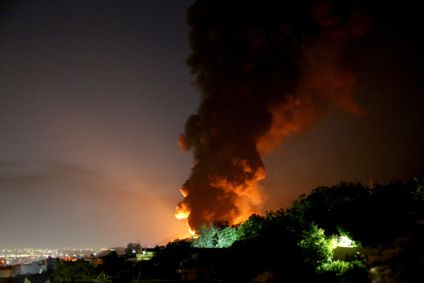 Espessa coluna de fumaça sobe no céu após um ataque israelense ter como alvo um depósito de combustível no distrito de Shahran, em Teerã, Irã, em 15 de junho de 2025