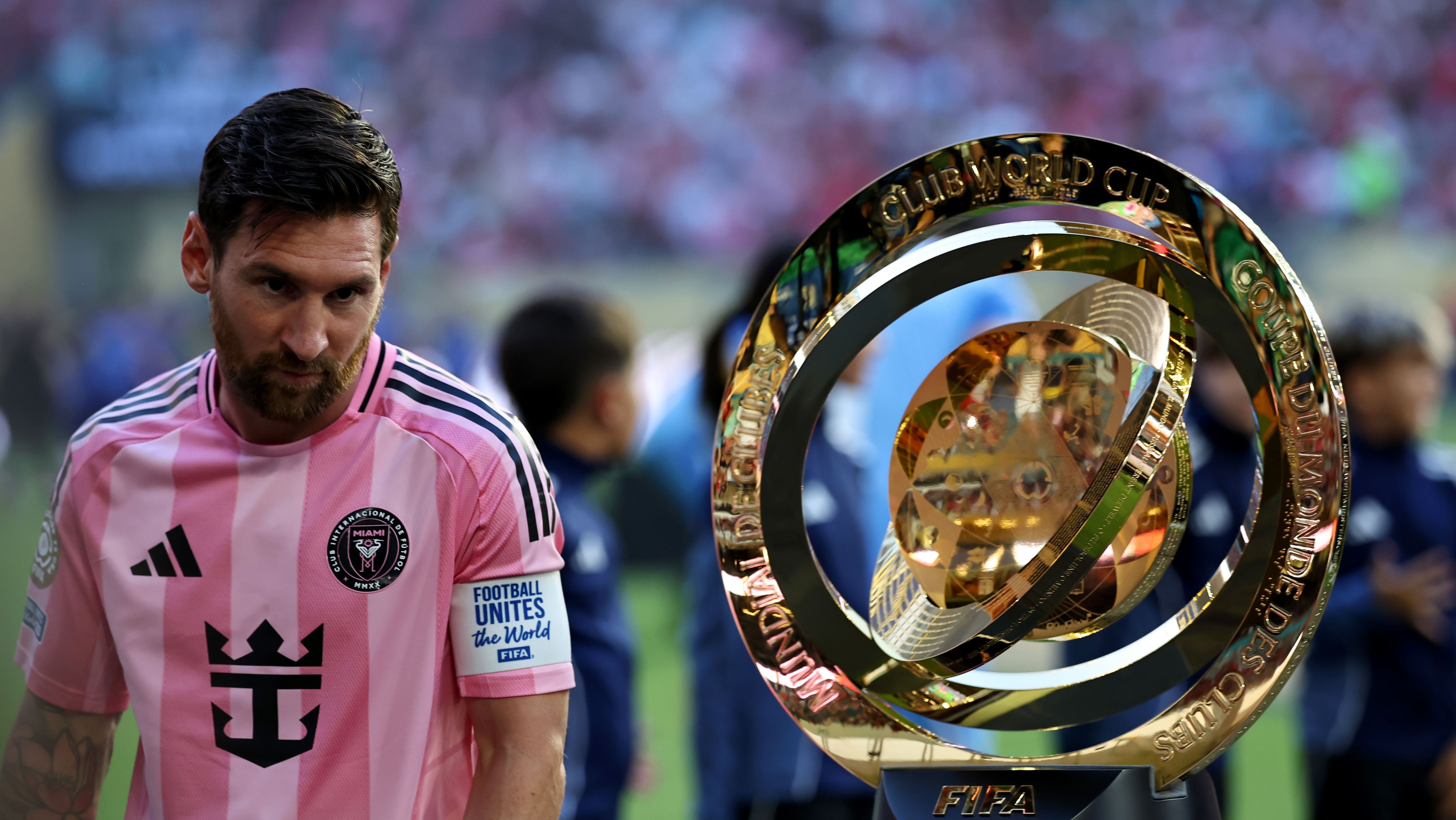 Lionel Messi ao lado da taça do Mundial de Clubes