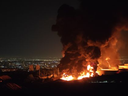 Fogo e fumaça após ataque de Israel atingir o depósito de petróleo de Shahran, no Irã