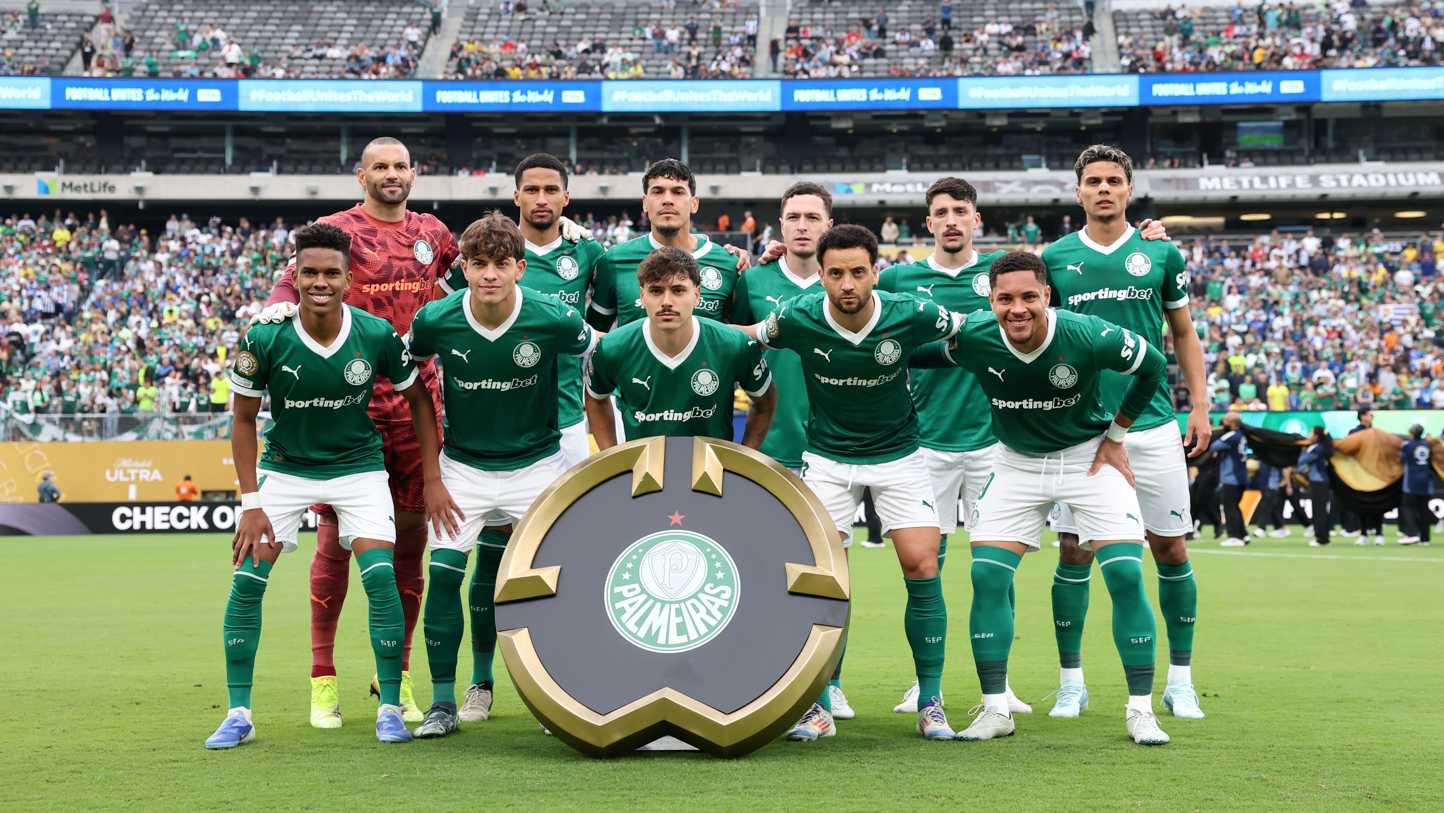 Time do Palmeiras posa para a foto oficial antes de duelo com o Porto
