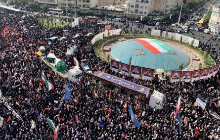 Milhares de iranianos comparecem à cerimônia fúnebre de aproximadamente 60 pessoas mortas em ataques israelenses ao Irã, incluindo oficiais militares de alta patente, cientistas nucleares e civis, em Teerã, Irã, em 28 de junho de 2025.