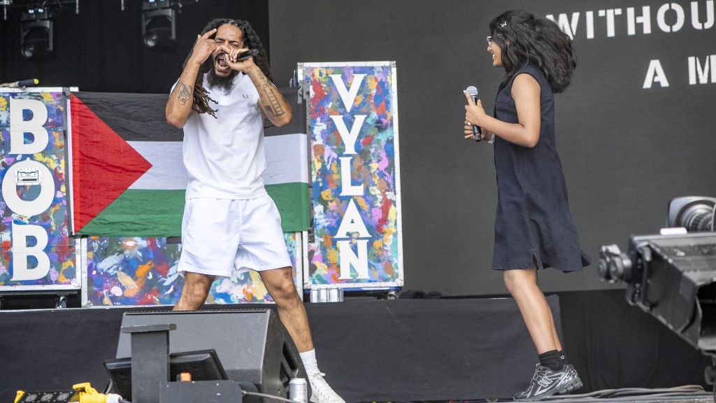 Bob Vylan se apresentando no Palco West Holts, durante o Festival de Glastonbury em Worthy Farm, em Somerset, 28 de junho de 2025.