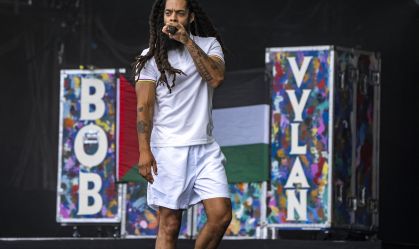 EUA revogam vistos de artistas britânicos após coro anti-Israel em festival