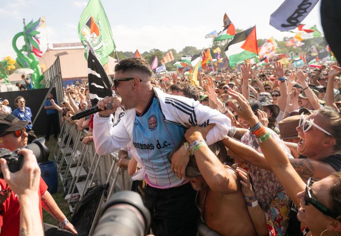 Moglai Bap, do Kneecap, se apresenta no palco Other durante o quarto dia do festival de Glastonbury 2025, em Worthy Farm, Pilton, em 28 de junho de 2025, em Glastonbury, Inglaterra. • Samir Hussein/WireImage