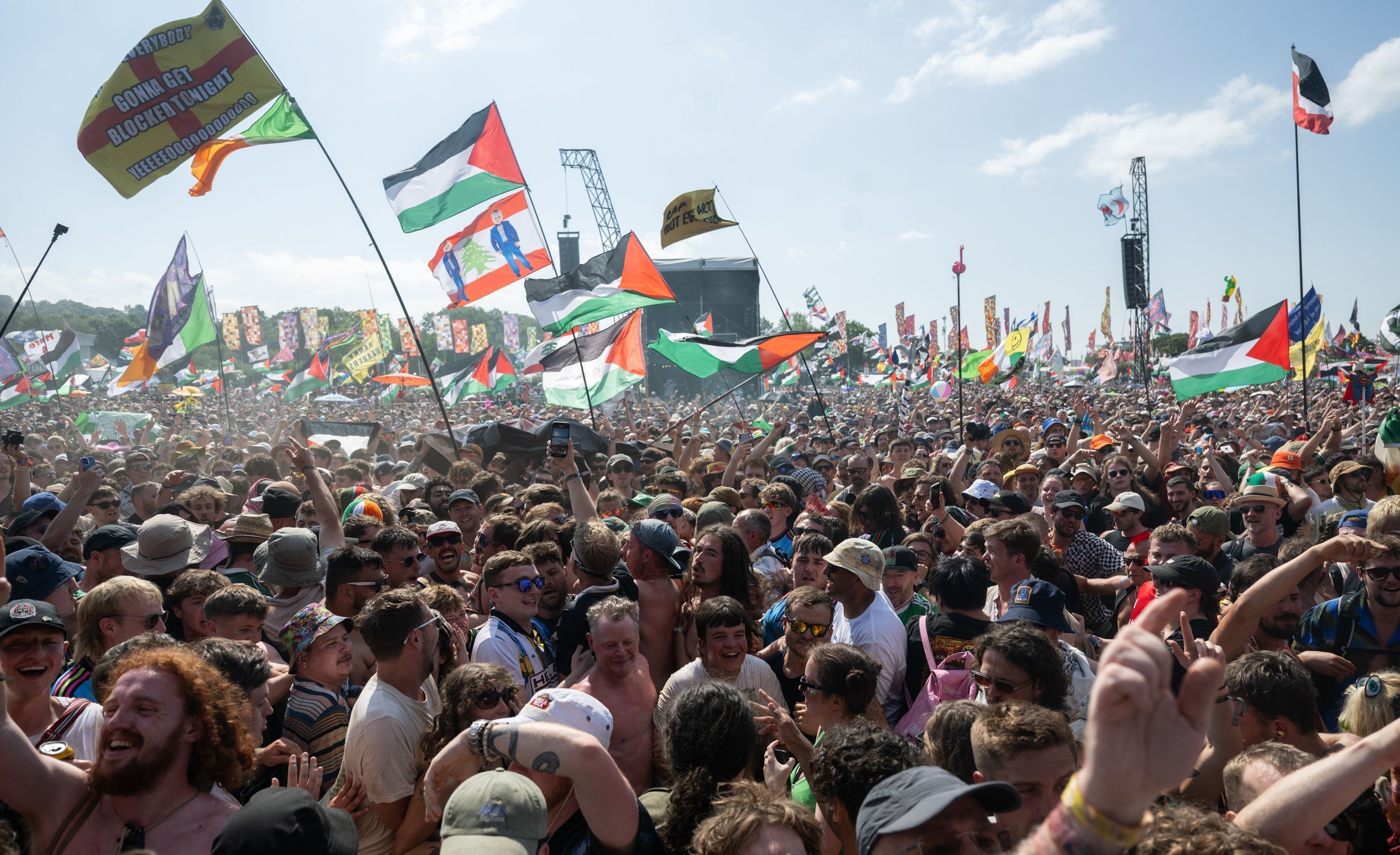 Público assiste à apresentação do Kneecap no palco West Holts durante o quarto dia do festival de Glastonbury 2025, em Worthy Farm, Pilton, em 28 de junho de 2025, em Glastonbury, Inglaterra.