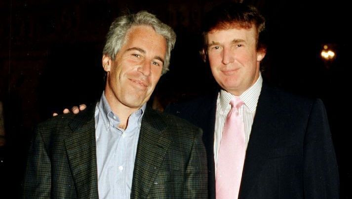 Estátua de Trump de mãos dadas com Jeffrey Epstein surge em Washington | CNN Brasil