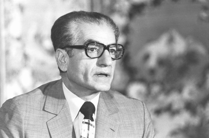 Mohammad Reza Pahlavi durante coletiva de imprensa em Circa • Daniel SIMON/Gamma-Rapho via Getty Images