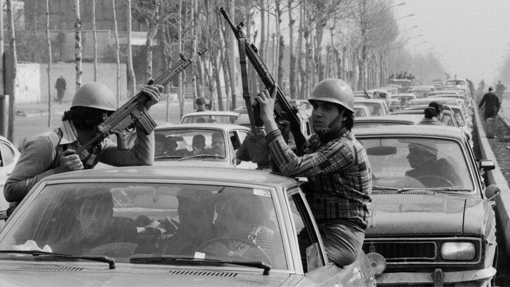 Um grupo porta armas em Teerã após saquear guarnições do exército no final da tarde do dia da vitória da Revolução Iraniana, em 11 de fevereiro de 1979