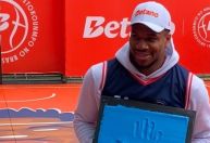 Giannis inaugura quadra no Rio e diz querer jogo da NBA no Brasil