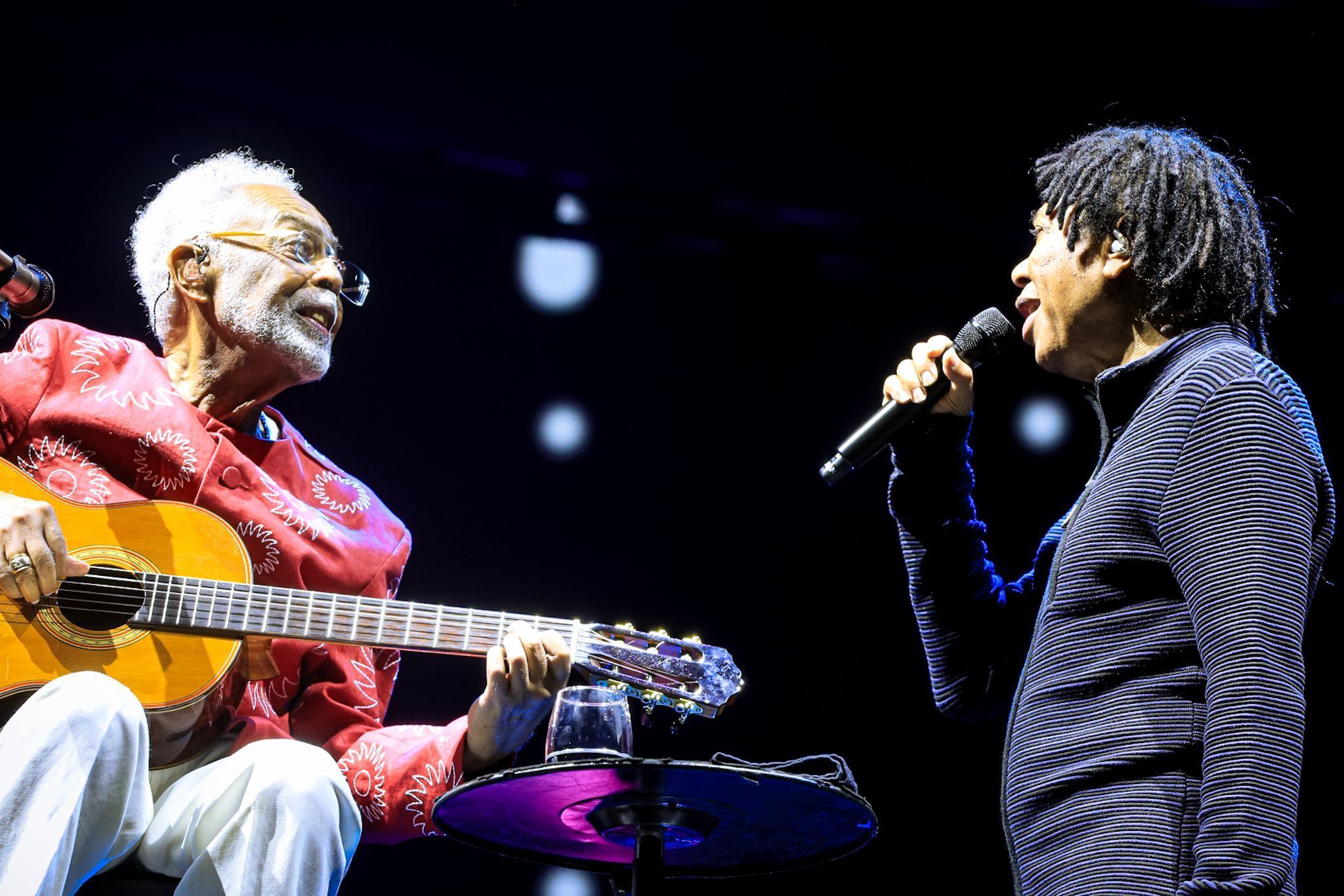 Gilberto gil recebe djavan em show no rio de janeiro | cnn brasil