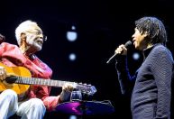 Gilberto Gil recebe Djavan em show no Rio de Janeiro