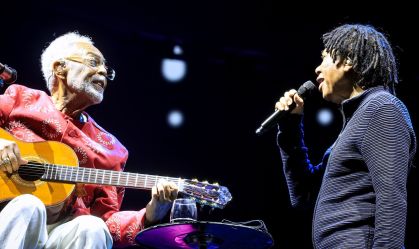 Gilberto Gil recebe Djavan em show no Rio de Janeiro