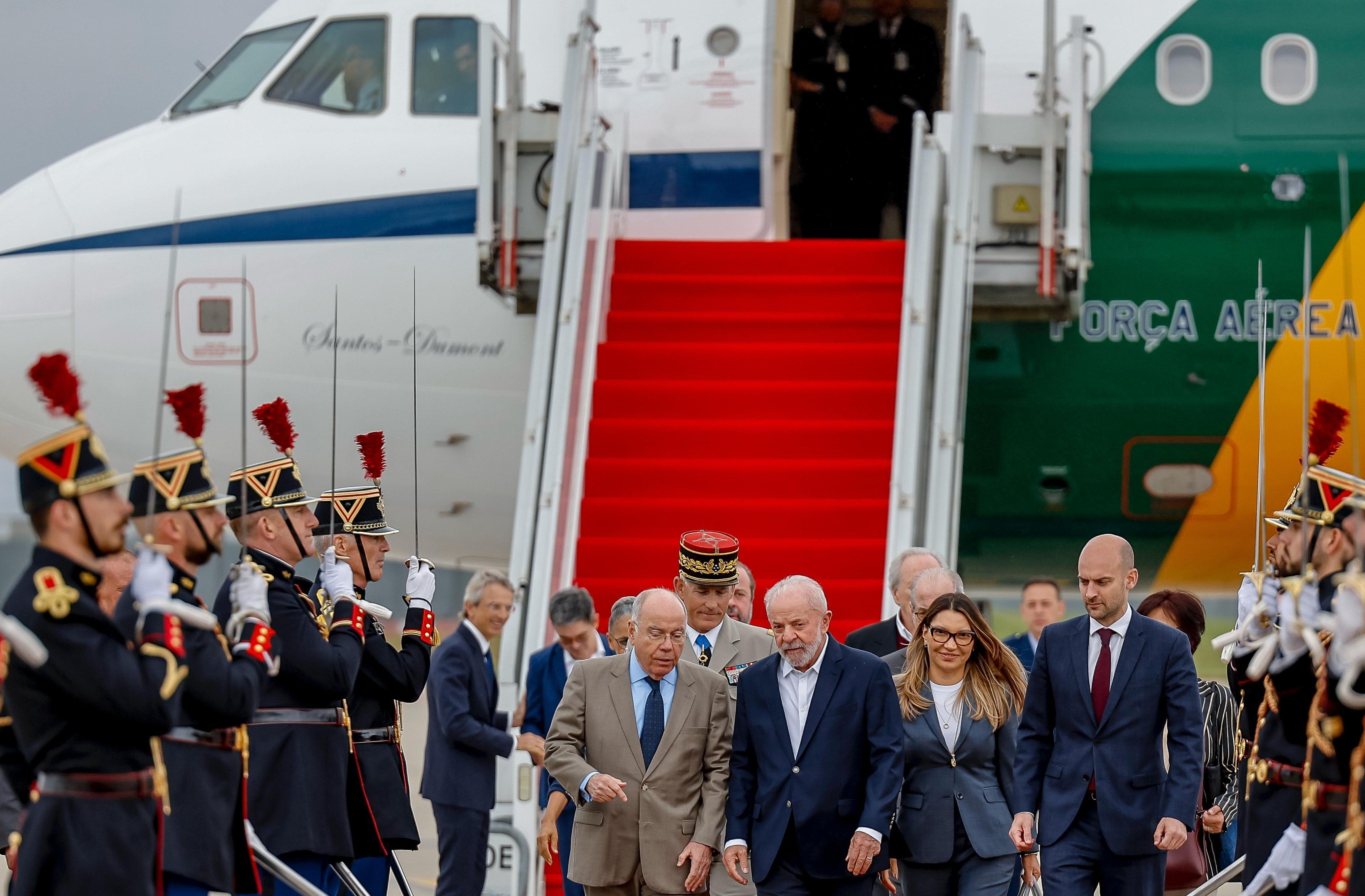 Lula chega na França