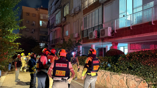 Prédio fica em chamas no centro de Israel após novos ataques do Irã