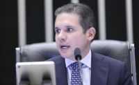 Hugo Motta é cobrado sobre Zambelli e promete votar perda de mandato