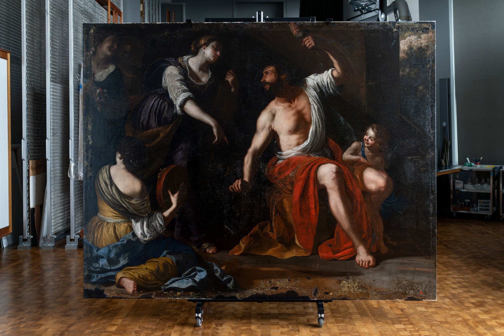 "Hércules e Ônfale", de Artemisia Gentileschi, passou por anos de tratamento de conservação após ter sido gravemente danificado durante a explosão de 2020 em Beirute. A obra só foi amplamente atribuída à artista italiana após a explosão