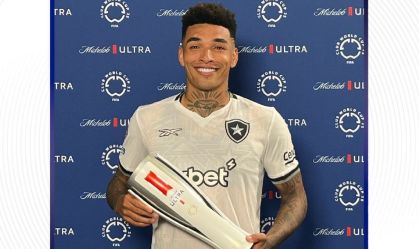 Igor Jesus com prêmio de craque da partida do Mundial de Clubes