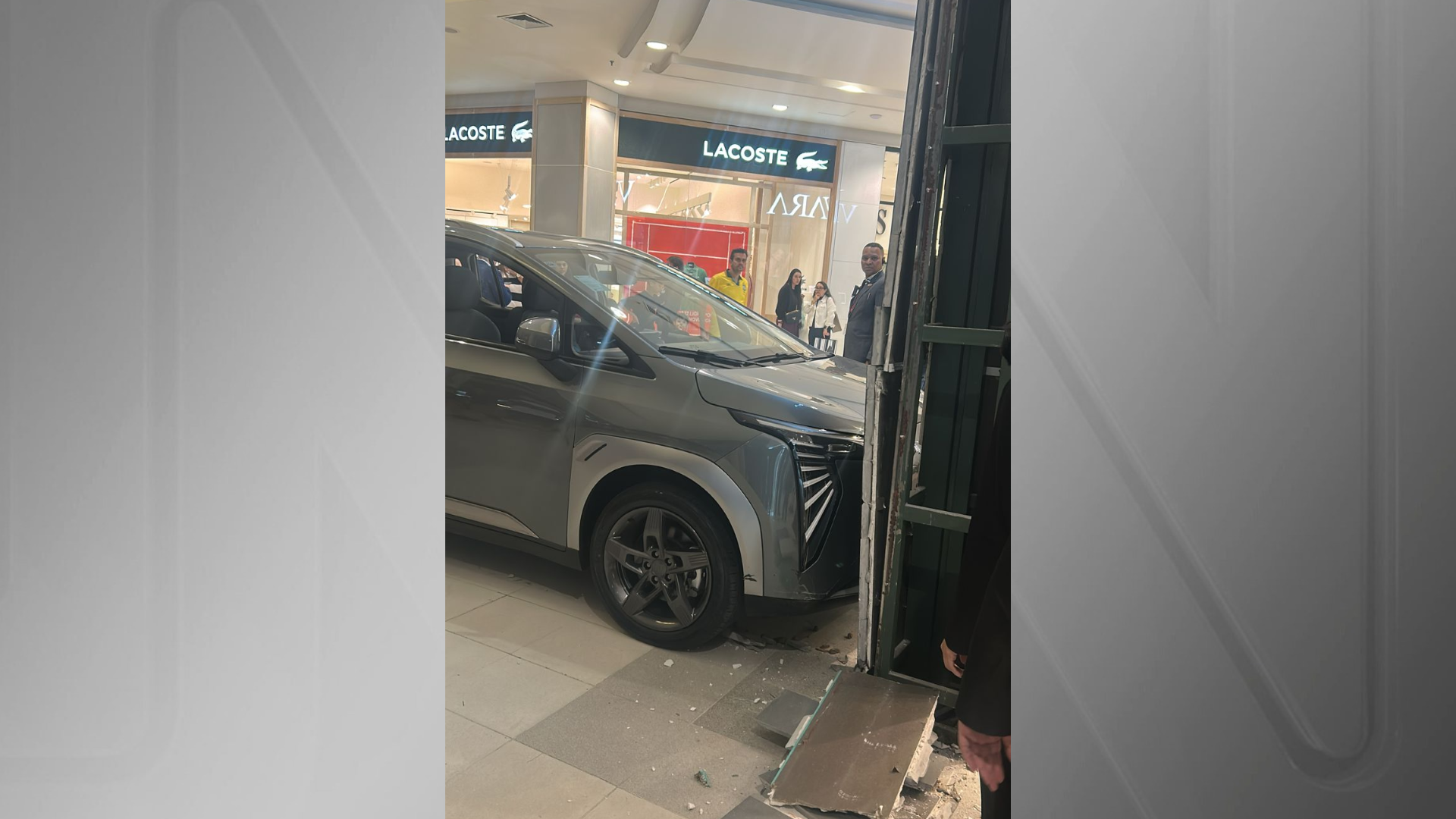 Imagem mostra carro após bater em vitrine de loja, durante a tarde deste sábado (7)