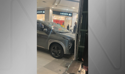 Criança bate carro que estava exposto em shopping de SP