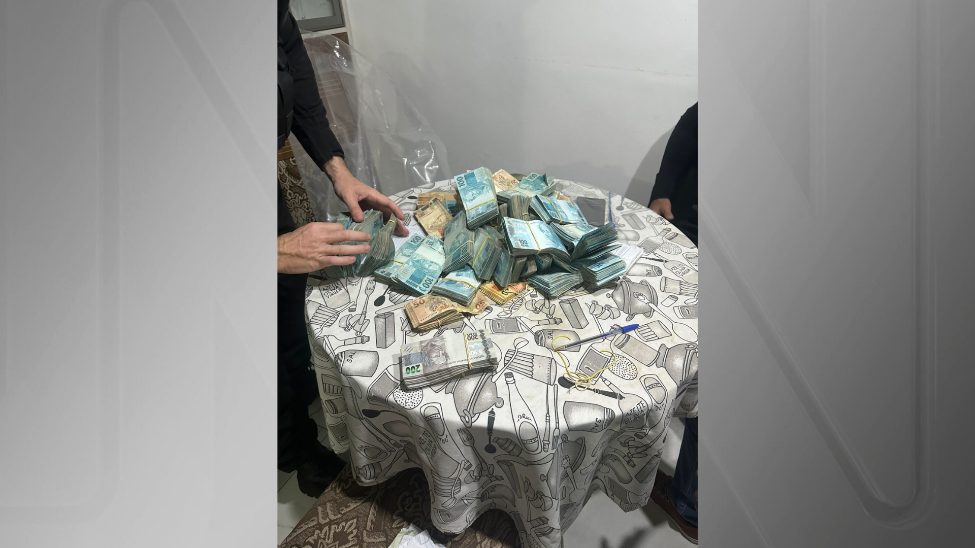 Imagem mostra dinheiro apreendido durante diligência nesta terça (10)