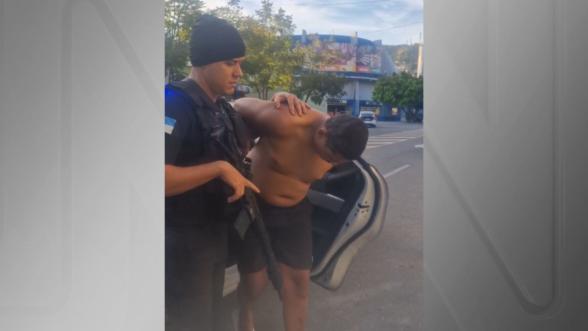 Imagem mostra um dos suspeitos após ser preso nesta quinta (19)